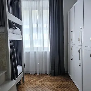  Albergue The Host